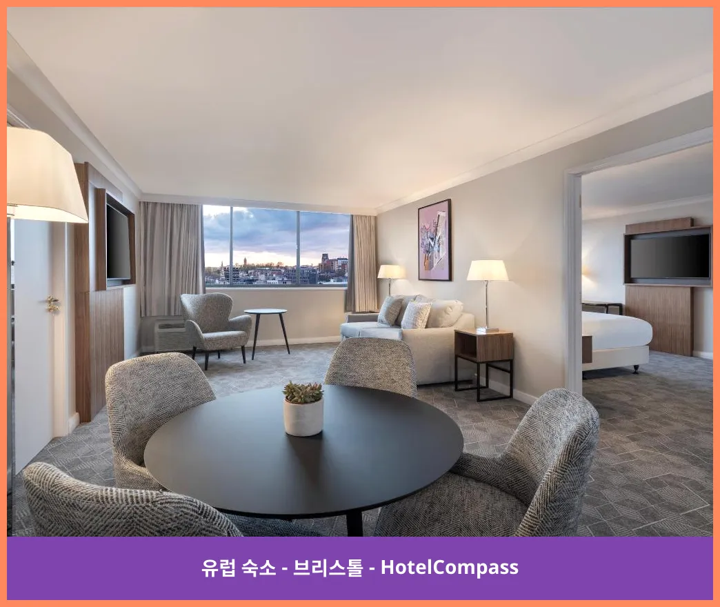 1 Bedroom Suite, Suite, 1 King, Castle Park view - Separate living room